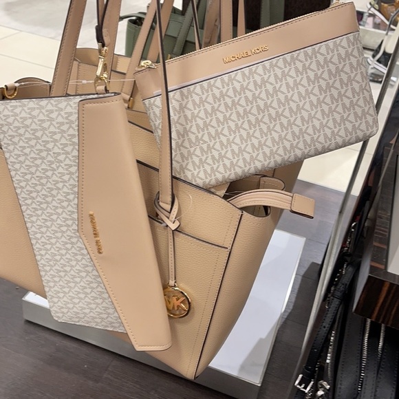 Michael Kors Maisie Large Pebbled Leather 3-in-1 Tote Bag - Picture 10 of 16